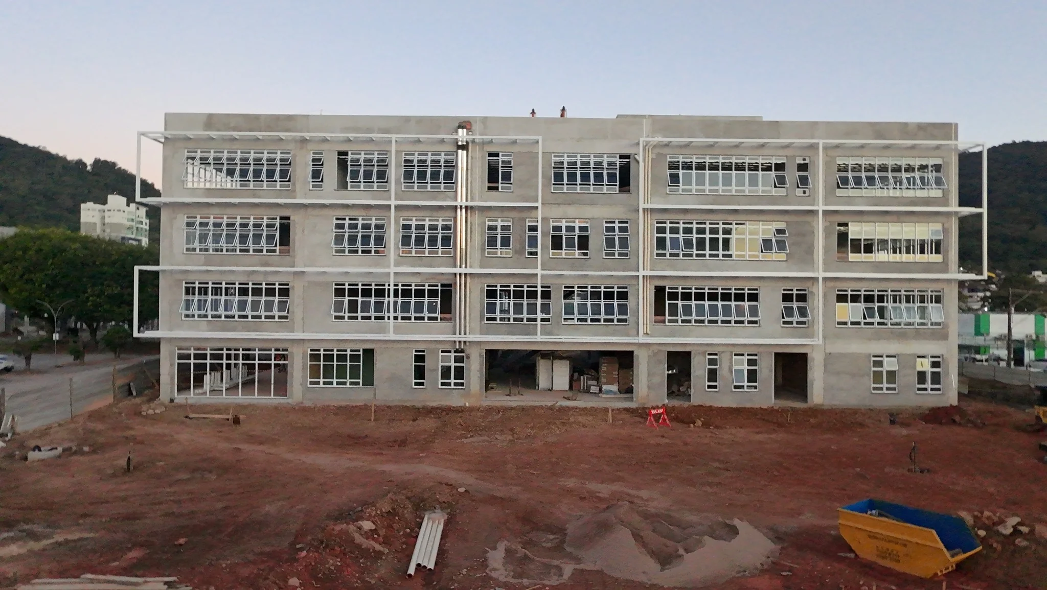 Vista frontal final da obra SESI SENAI